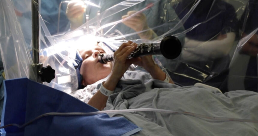 video o femeie a cantat la clarinet in timpul unei operatii pentru parkinson ce interventie a suferit si cum o poate ajuta 68f765d8c80cf