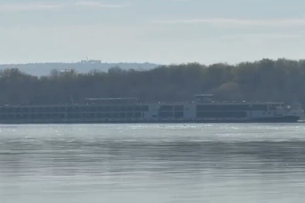 video o nava de croaziera a esuat pe dunare din cauza nivelului scazut al apei acum a plecat spre viena 6904673e0c080