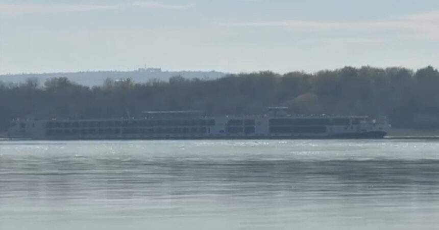 O navă de croazieră a eșuat pe Dunăre din cauza nivelului scăzut al apei și a plecat spre Viena. 1 video o nava de croaziera a esuat pe dunare din cauza nivelului scazut al apei acum a plecat spre viena 6904673e0c080