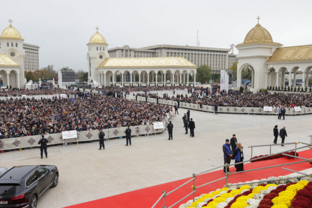 video o noua zi de pelerinaj la catedrala nationala peste 40 000 de oameni au vizitat lacasul de cult pana cand se poate intra in altar 6900df3c9d3f9