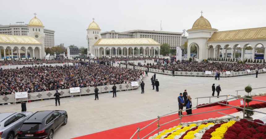 O nouă zi de pelerinaj la Catedrala Națională. Peste 40.000 de oameni au vizitat lăcașul de cult. Până când se poate intra în Altar. 1 video o noua zi de pelerinaj la catedrala nationala peste 40 000 de oameni au vizitat lacasul de cult pana cand se poate intra in altar 6900df3c9d3f9