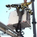 video oltenii se pregatesc pentru sarbatorile de iarna in craiova se pun deja instalatii de iluminat si globulete pentru targul de craciun 68dcfcecdfeef