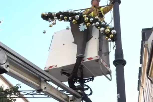 video oltenii se pregatesc pentru sarbatorile de iarna in craiova se pun deja instalatii de iluminat si globulete pentru targul de craciun 68dcfcecdfeef