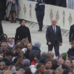 Susținătorii lui Călin Georgescu au provocat scandal la inaugurarea Catedralei Naționale, intervenind jandarmii. 13 video sustinatorii lui calin georgescu au facut scandal la inaugurarea catedralei nationale au intervenit jandarmii 68fe1cdd3cbbb