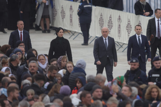 video sustinatorii lui calin georgescu au facut scandal la inaugurarea catedralei nationale au intervenit jandarmii 68fe1cdd3cbbb