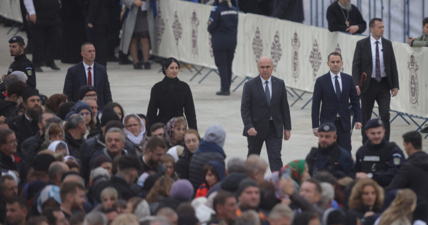 Susținătorii lui Călin Georgescu au provocat scandal la inaugurarea Catedralei Naționale, intervenind jandarmii. 1 video sustinatorii lui calin georgescu au facut scandal la inaugurarea catedralei nationale au intervenit jandarmii 68fe1cdd3cbbb