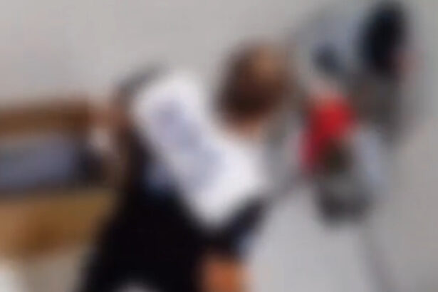 video un agent de paza a fost retinut dupa ce a lovit un barbat care fura haine intr un mall din bucuresti 68f52c3e9d424