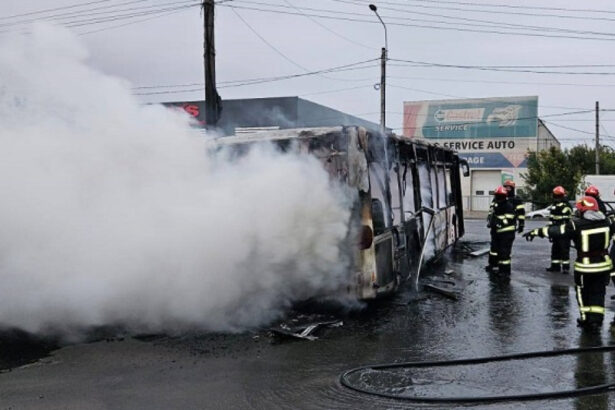 video un autobuz cu muncitori a luat foc in mers la braila vehiculul a ars ca o torta 68df98e34574f