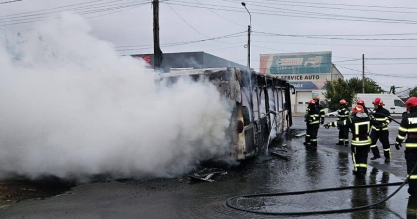 video un autobuz cu muncitori a luat foc in mers la braila vehiculul a ars ca o torta 68df98e34574f