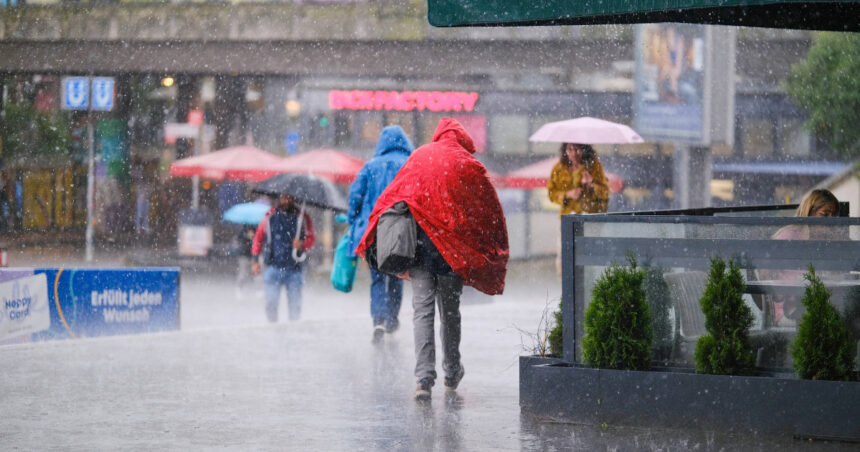 video vreme extrema in romania cod rosu de ploi abundente si inundatii in sud estul tarii peste 100 l mp in doar cateva ore 68e37c2e7a8b4
