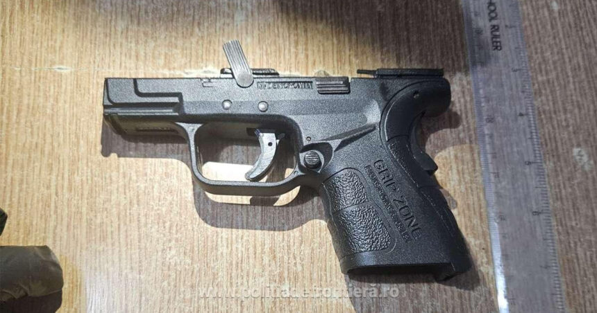 131 de pistoale peste 600 kg de tutun si sute de mii de tigari descoperite intr un autocamion care voia sa intre in tara 690e69f41417a