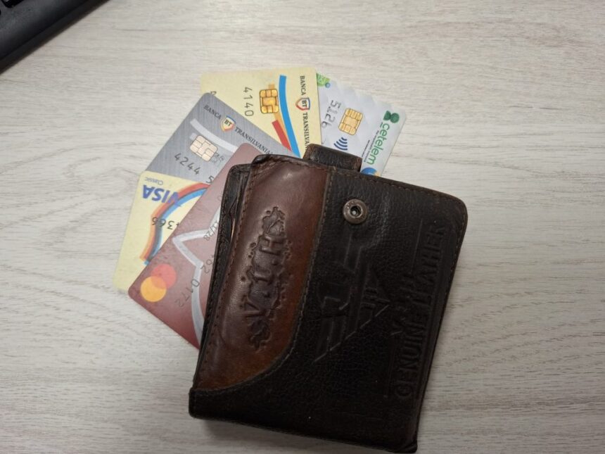 a furat un portofel si a folosit cardurile printr un ospatar in costinesti 691fc94e6dcfe