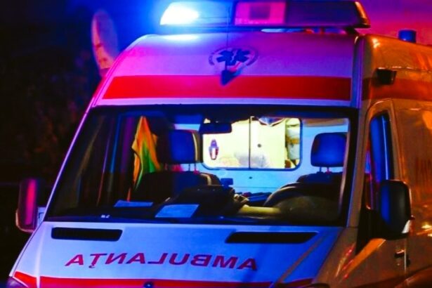 atentie in trafic ambulanta are prioritate dar nu cu orice pret soferii pot fi sanctionati daca incalca legea 690d2a1b43e88