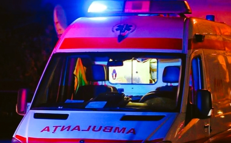 atentie in trafic ambulanta are prioritate dar nu cu orice pret soferii pot fi sanctionati daca incalca legea 690d2a1b43e88