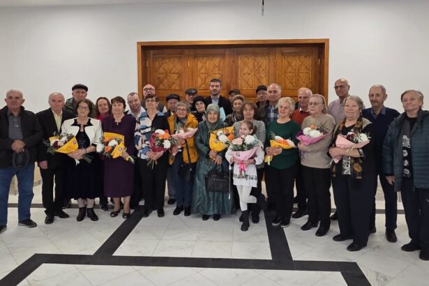 cuplurile din ovidiu care aniverseaza 50 de ani de casnicie premiate de primarul george scupra 69171d702e452