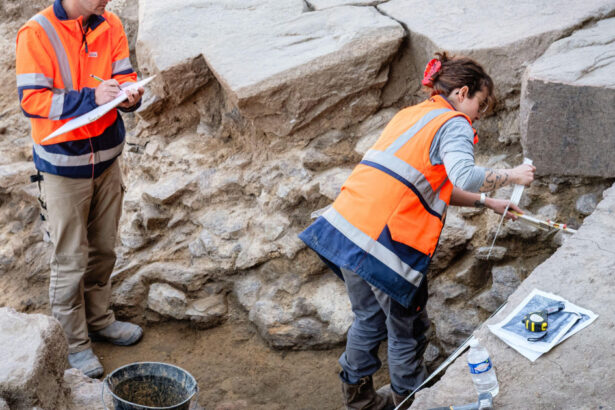 descoperire rara in franta un inel de aur vechi de 2 000 de ani dezvaluie misterele unui mormant roman fastuos 692bcd1ff0a6f