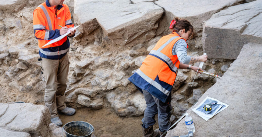 descoperire rara in franta un inel de aur vechi de 2 000 de ani dezvaluie misterele unui mormant roman fastuos 692bcd1ff0a6f