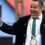 dorin cioaba autointitulat rege al romilor ii ironizeaza pe politicieni oare sunt singurul care are diplome pe bune 692c0cb4bcb6b