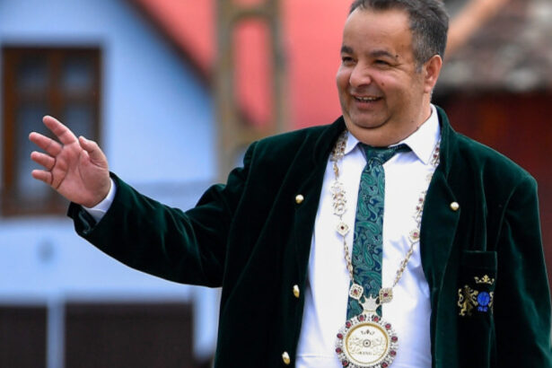 dorin cioaba autointitulat rege al romilor ii ironizeaza pe politicieni oare sunt singurul care are diplome pe bune 692c0cb4bcb6b