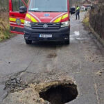 doua persoane au fost duse la spital dupa ce au cazut intr o groapa in asfalt in petrosani 69235b8194123