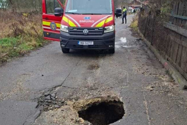 doua persoane au fost duse la spital dupa ce au cazut intr o groapa in asfalt in petrosani 69235b8194123
