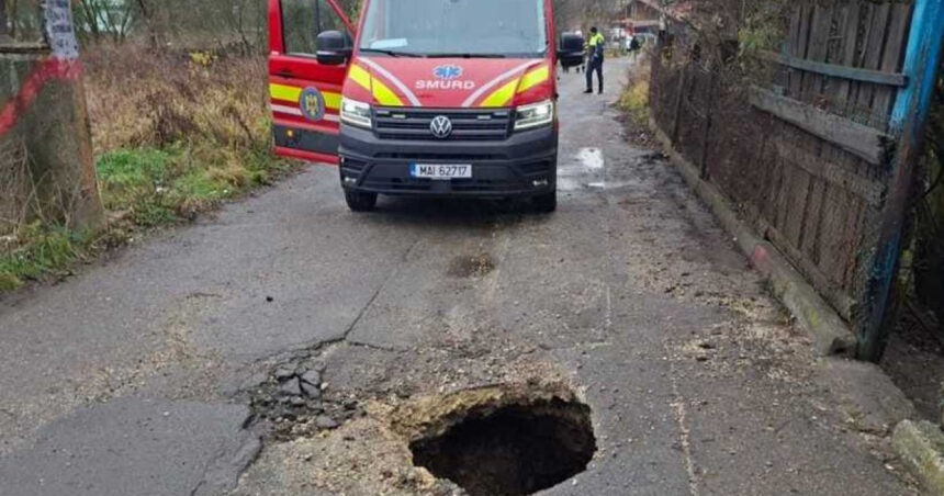doua persoane au fost duse la spital dupa ce au cazut intr o groapa in asfalt in petrosani 69235b8194123