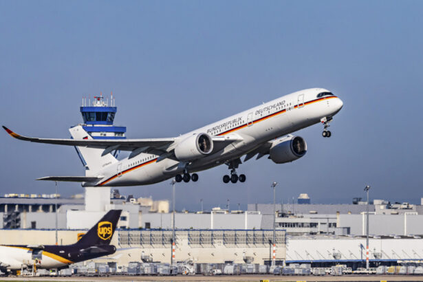 dupa precedentul creat ieri de romani trei britanici au fugit dupa avion tot pe pista aeroportului din koln ce spune politia germana 6925bf7512f1e