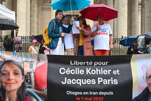 emmanuel macron anunta eliberarea a doi profesori francezi dupa trei ani de detentie in iran 690a67148c144