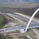 foto a fost finalizat podul cu cel mai mare arc parabolic din romania unde este amplasat si ce legaturi asigura 69275b37be2dd