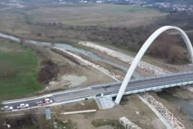 foto a fost finalizat podul cu cel mai mare arc parabolic din romania unde este amplasat si ce legaturi asigura 69275b37be2dd