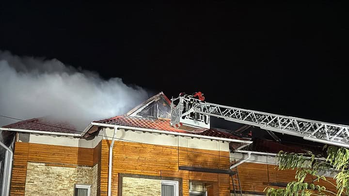 foto incendiu violent la o pensiune din mahmudia judetul tulcea zeci de persoane s au autoevacuat 6919df401c7dc