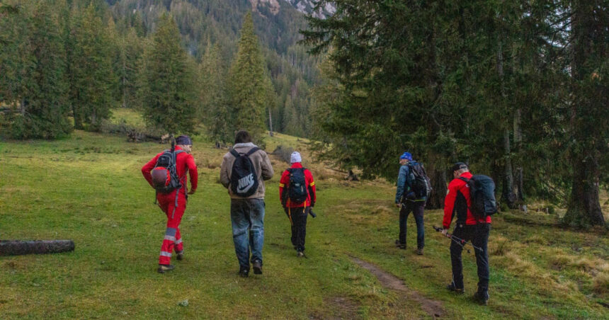 foto pe munte nu esti in civilizatie salvamont zarnesti solicitat sa intervina la un turist neechipat care le a transmis ca este ud 6923626161743