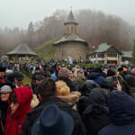 foto peste 15 000 de oameni la canonizarea lui arsenie boca 24 de pelerini au avut nevoie de ingrijiri medicale recomandarile isu 692a9b92b8e6a