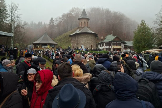foto peste 15 000 de oameni la canonizarea lui arsenie boca 24 de pelerini au avut nevoie de ingrijiri medicale recomandarile isu 692a9b92b8e6a