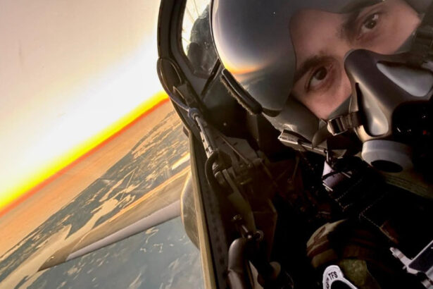 galerie foto cel mai tanar instructor pentru viitorii piloti nato detasat in sua e roman cand vine vorba de zbor vorbim cu totii aceeasi limba 690b44cf5fbf5