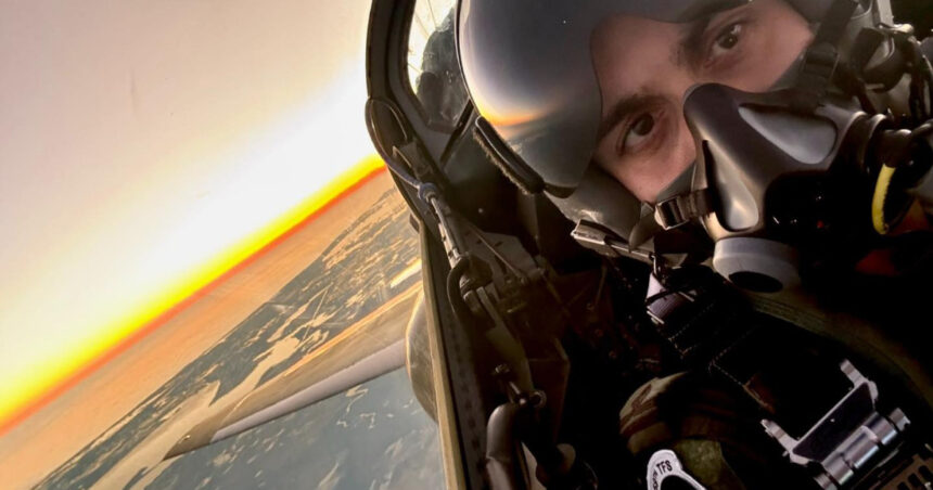 galerie foto cel mai tanar instructor pentru viitorii piloti nato detasat in sua e roman cand vine vorba de zbor vorbim cu totii aceeasi limba 690b44cf5fbf5