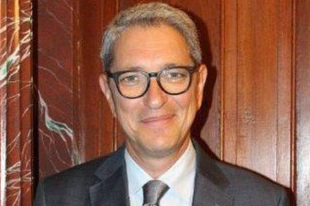 guvernul l a rechemat in tara pe consulul romaniei la cape town fostul prezentator tv andrei zaharescu el se afla la post din 2013 691f3cc0222d1