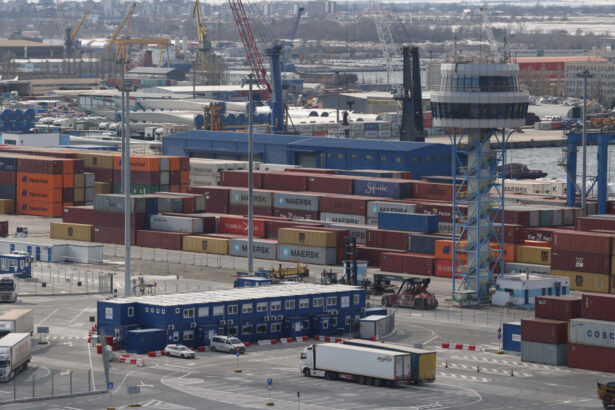 incendiu la o macara din portul constanta pompierii intervin pentru stingerea flacarilor 691cf17f4143b