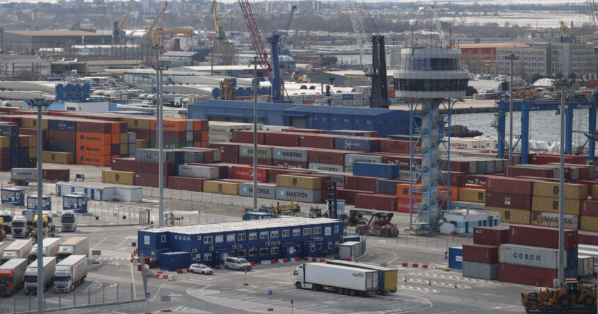 incendiu la o macara din portul constanta pompierii intervin pentru stingerea flacarilor 691cf17f4143b