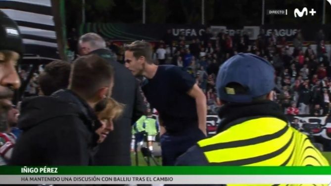 l a bagat pe ratiu si s a lasat cu scandal antrenorul a explodat in timpul meciului si a rupt usa imediat dupa fluierul final 690da4980db32