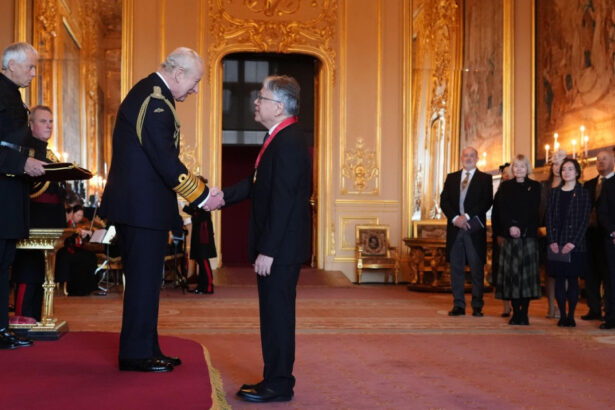 laureatul nobel kazuo ishiguro decorat la castelul windsor ce i a spus regele charles scriitorului despre inteligenta artificiala 690a639a2d597