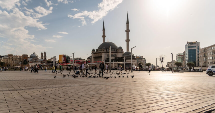 news alert doi romani au fost raniti la istanbul intr un atac armat in piata taksim sambata noapte 69106eec616cd