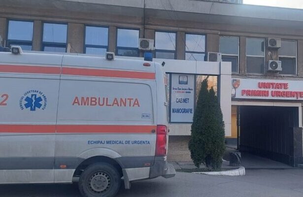 o femeie de 71 de ani a cazut de la etajul i al unui bloc din constanta a fost transportata la spital 6908cd1ac4aed