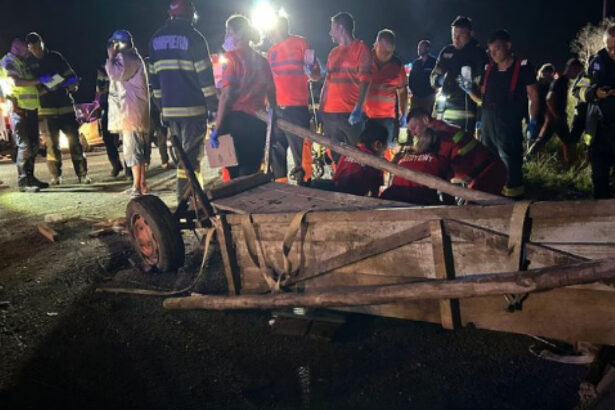 o masina a lovit o caruta pe dn 11b 4 persoane din caruta au fost ranite traficul rutier intrerupt in ambele sensuri 692b2f1f3b7ba