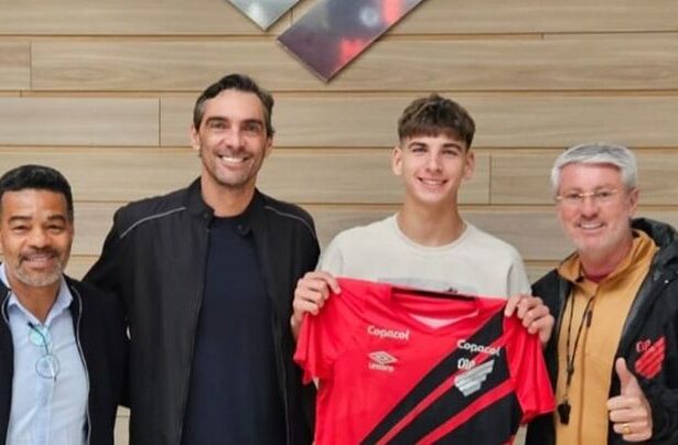 oficial fiul cristinei pirv joaca fotbal si a semnat in brazilia 690deaec6385e