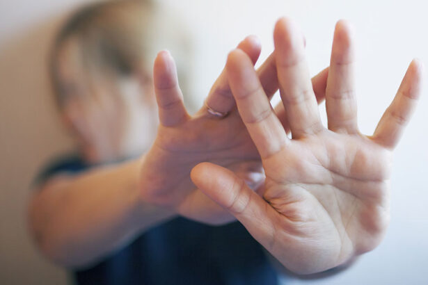 ordin de protectie o femeie a cerut evacuarea propriului sot din locuinta pentru ca o agresa de fata cu copiii si o ameninta ca o omoara 691289afc1b6d