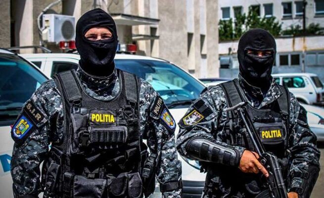 perchezitii in constanta la doi barbati care au introdus ilegal in tara arme cumparate din strainatate 690c69b870147