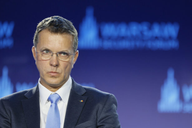 reactia ministrului apararii dupa ce numele sau a aparut intr un dosar de cumparare de influenta cu un milion de euro 690e2032dc0dd