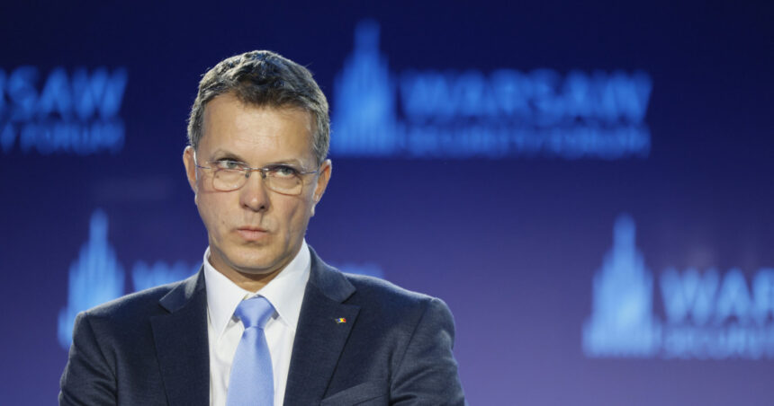 reactia ministrului apararii dupa ce numele sau a aparut intr un dosar de cumparare de influenta cu un milion de euro 690e2032dc0dd