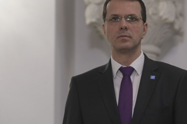 reactii in scandalul diplomei lui ionut mosteanu liderul aur george simion ii cere demisia ce spune guvernul 69285ece8476b